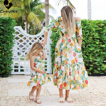 Novo 2022 Filha de Mãe Vestidos de Verão Bonito Fruto de Impressão Vestido de Praia Mamãe Mamãe e para Mim a Moda de Vestido de Família Combinando Roupas
