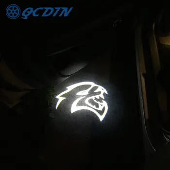 QCDIN 2pcs para Dodge Charger Carro LED Logotipo da Luz Porta Logotipo da Luz de Cortesia para o Dodge Charger SRT Hellcat GT R/T SE SXT DAYTONA